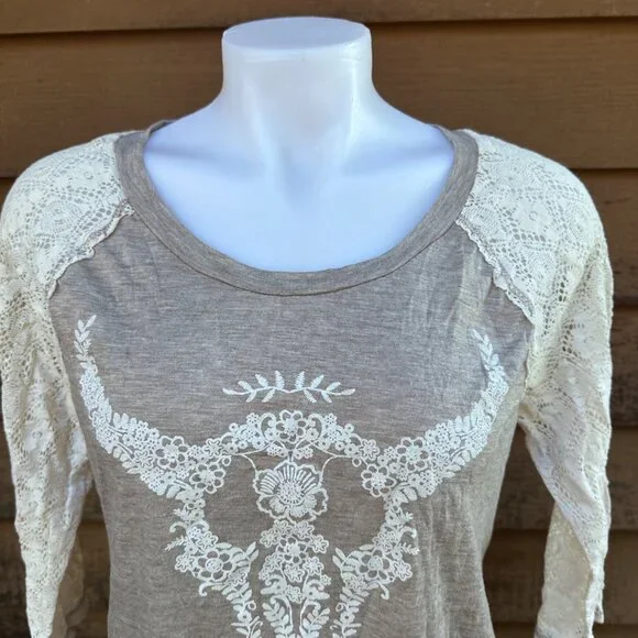 Womens XL MNK Lace Sleeve Top With Bull Skull Floral Design Beige & Cream Sheer - Picture 5 of 9